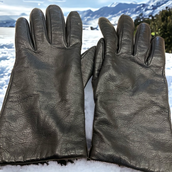 Saks Fifth Avenue Accessories - LEATHER GLOVES WITH CASHMERE LINING, Black, Size 7 - Ladies Medium